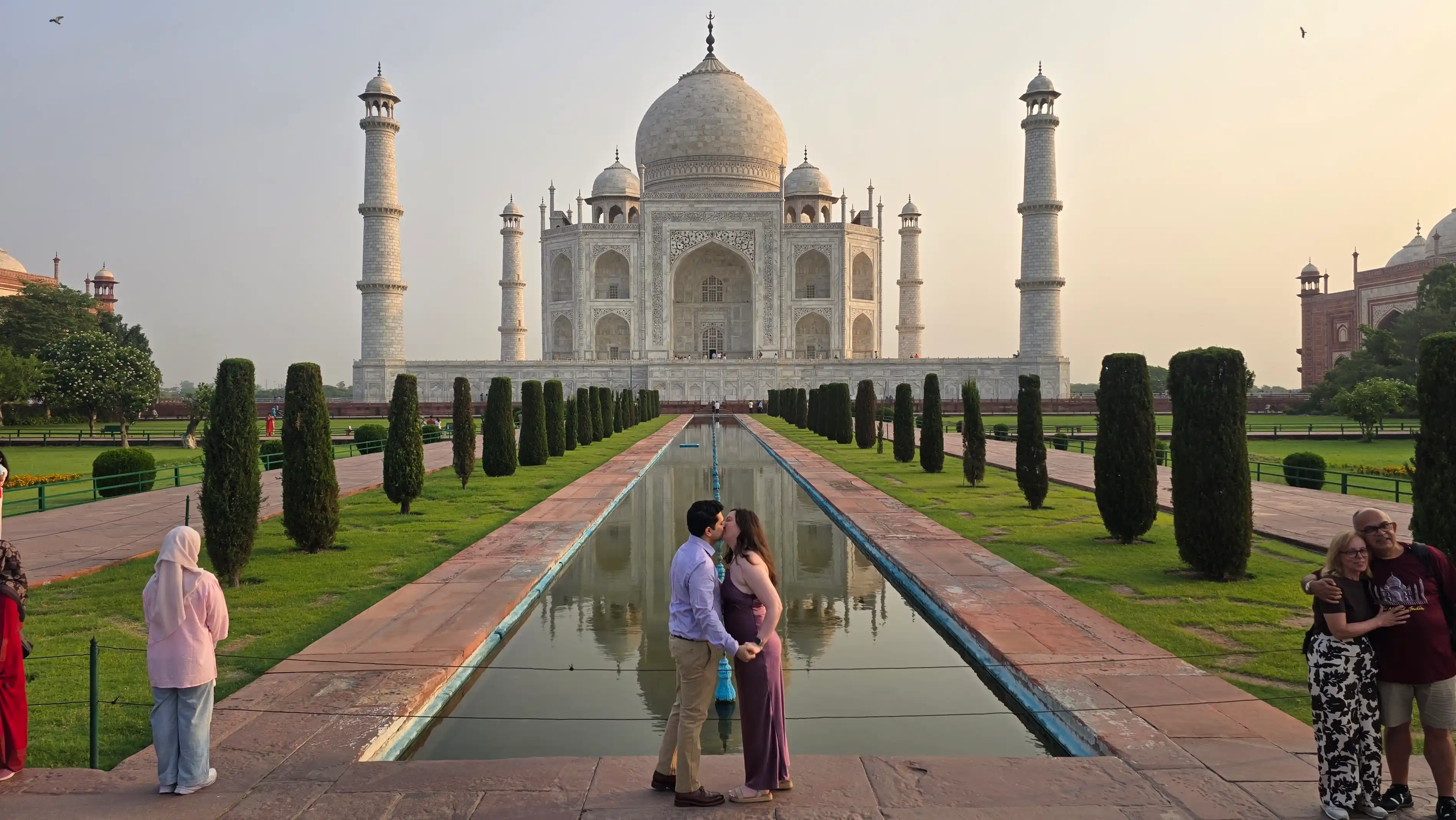 Sunrise view of the Taj Mahal through the gateway arch